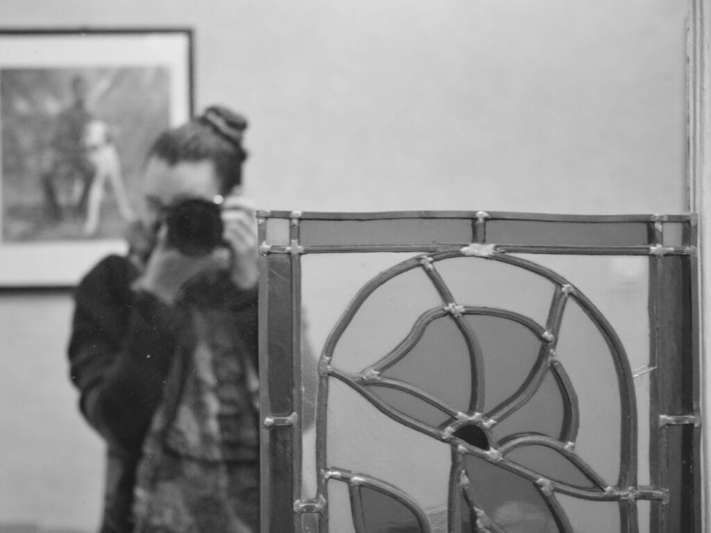 Autoportrait dal photographe dans æn miroir décoræ d’æn vitrail.