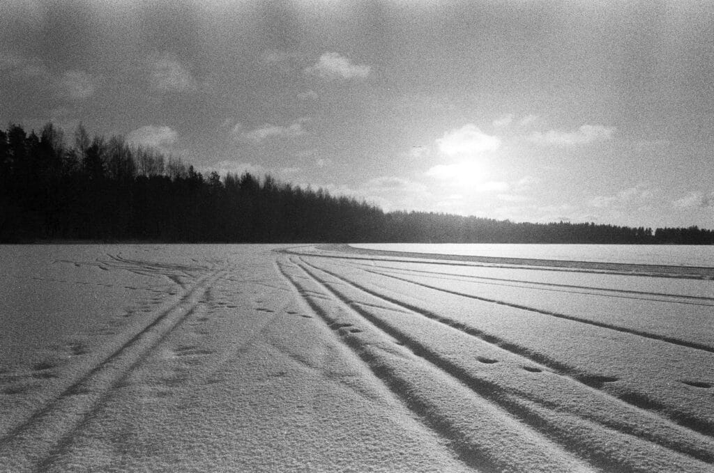 Traces de skis sur læ mer gelée recouverx de neige.