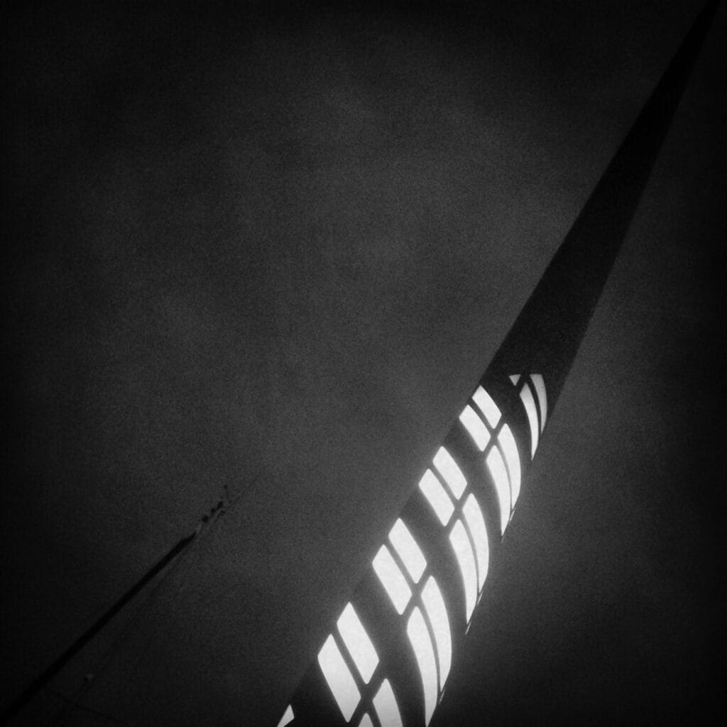 Mât et éclairage en forme de mât sur fond de ciel nocturne.