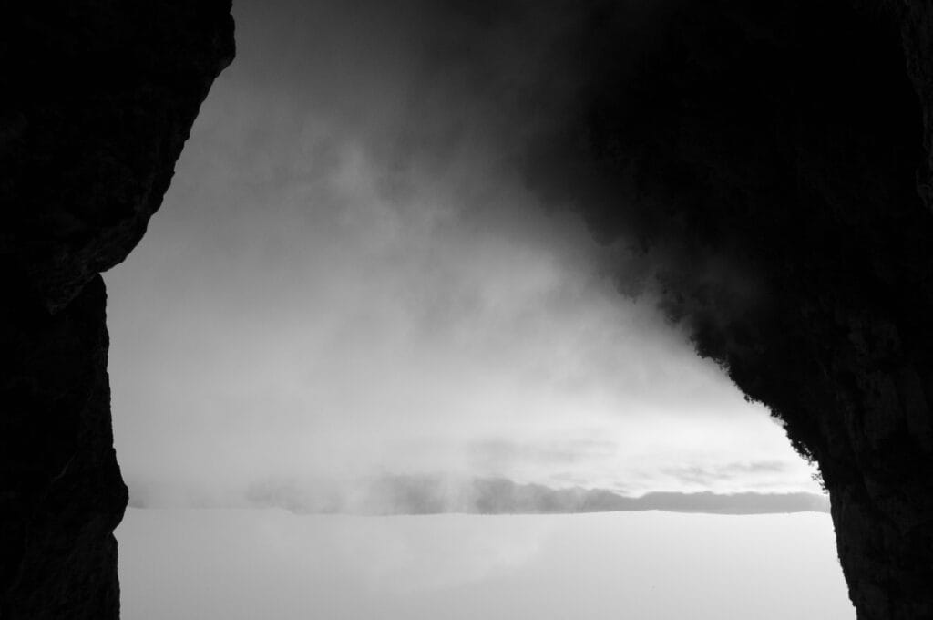 Mer de nuages vux entre deux pitons rocheux sous-exposæs. L’image est à l’envers.