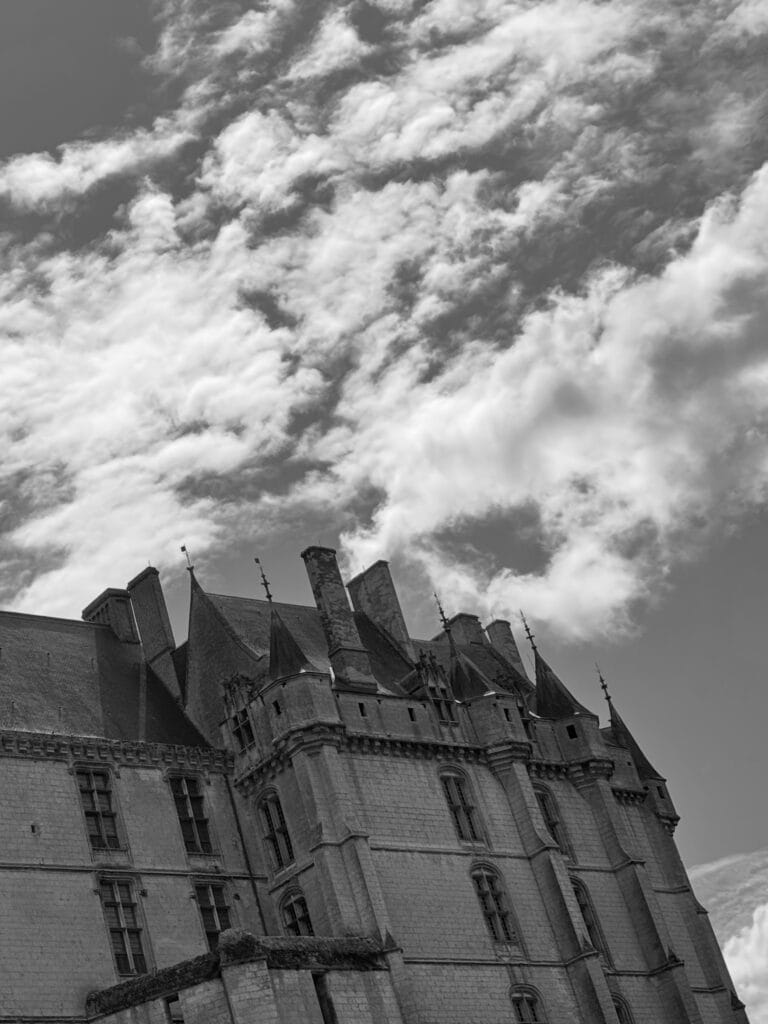 A view of a castle against a backdrop of sky, without its footprint.