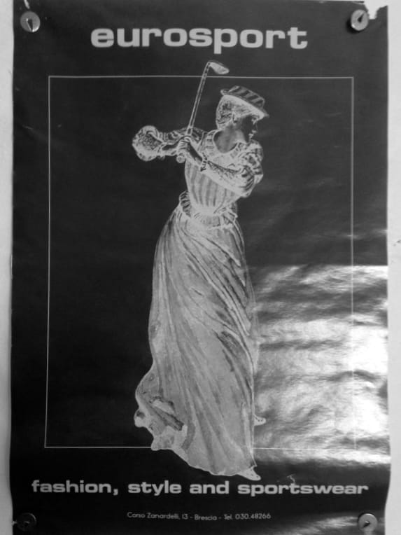 This is an advertisement for the ‘Eurosport’ shop in Brescia. The engraving depicts someone wearing a long dress and hat, in the style of the early 20th century, playing golf. The slogan ‘Fashion, style and sportswear’ is written underneath.